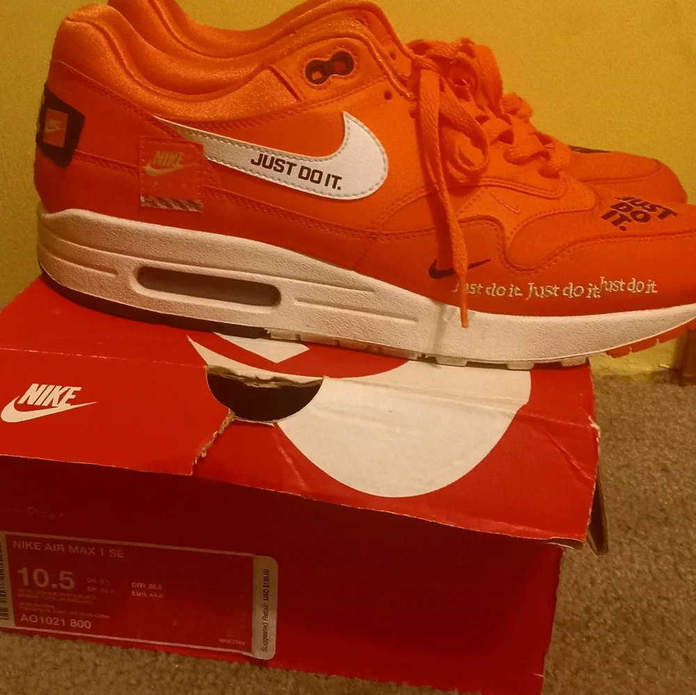 Nike Air Max 1 SE Orange Sneakers - Picture 4 of 6